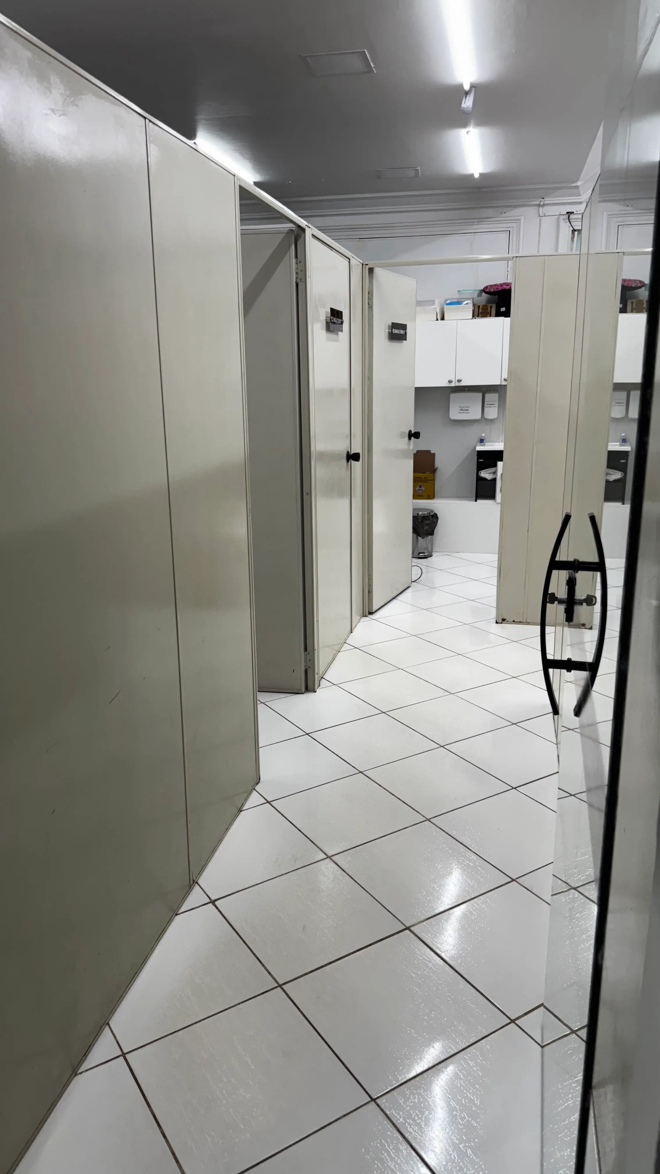 Corredor interno da estrutura de atendimento da Mundo Animal