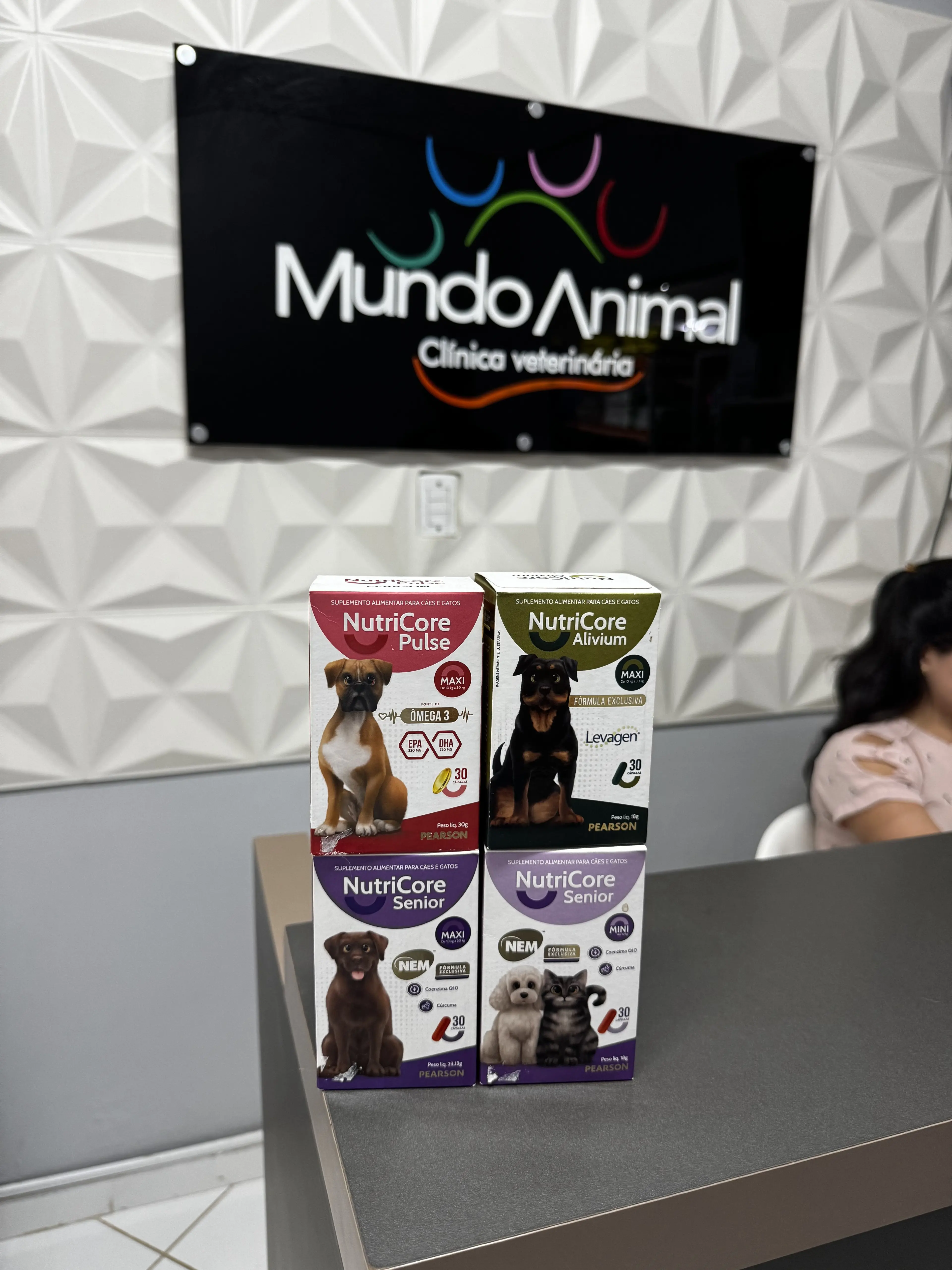 Suplementos em destaque na recepcao da clinica veterinaria
