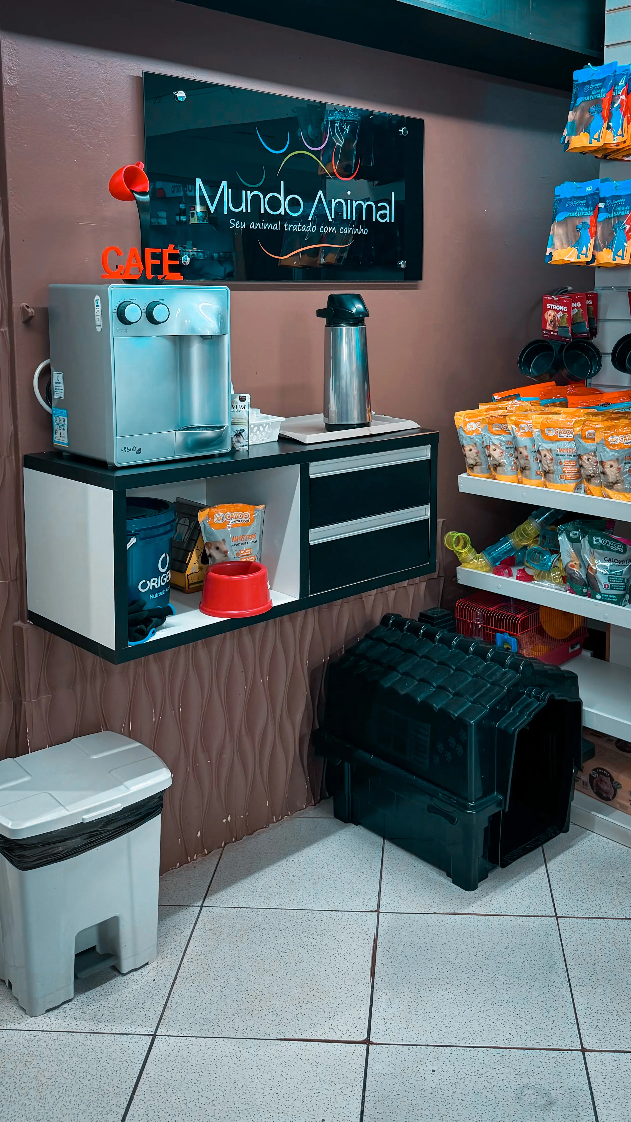 Espaco interno da Mundo Animal com cafe e produtos para pets