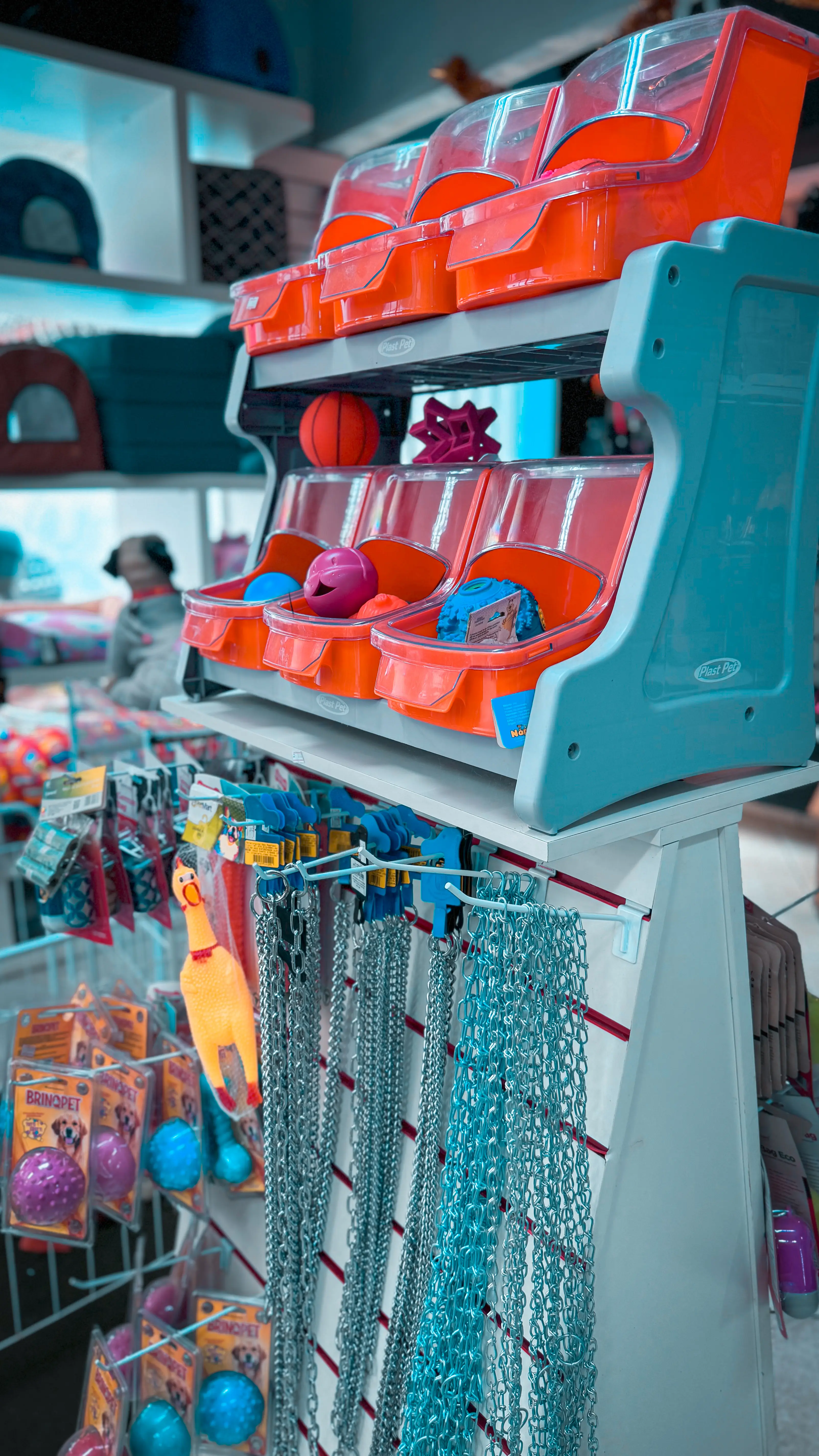 Brinquedos e acessorios para pets em display colorido