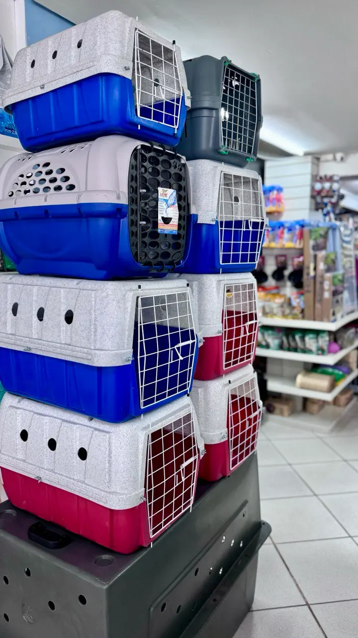Caixas de transporte empilhadas na loja Mundo Animal