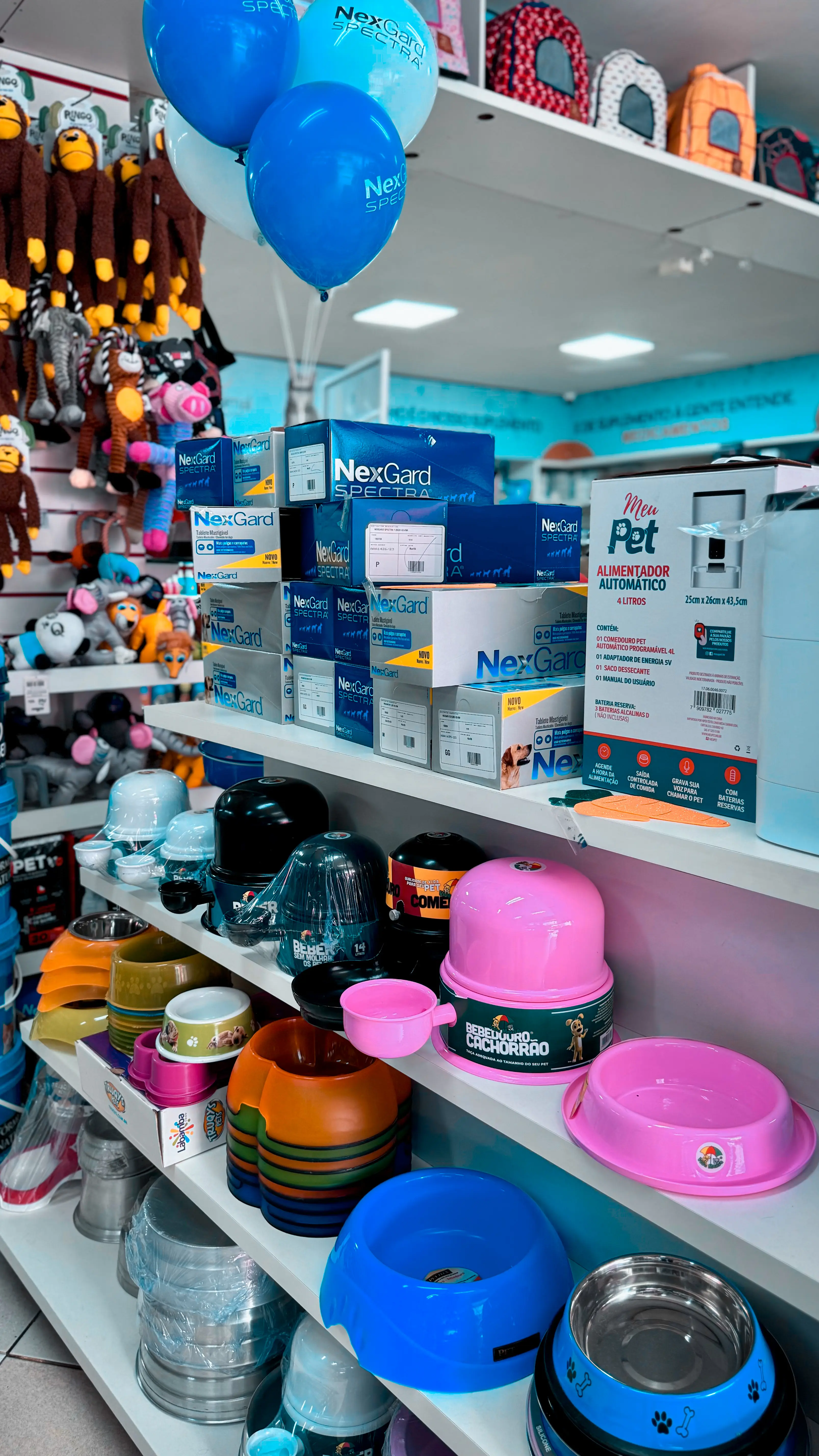 Produtos NexGard e acessorios em exposicao na loja