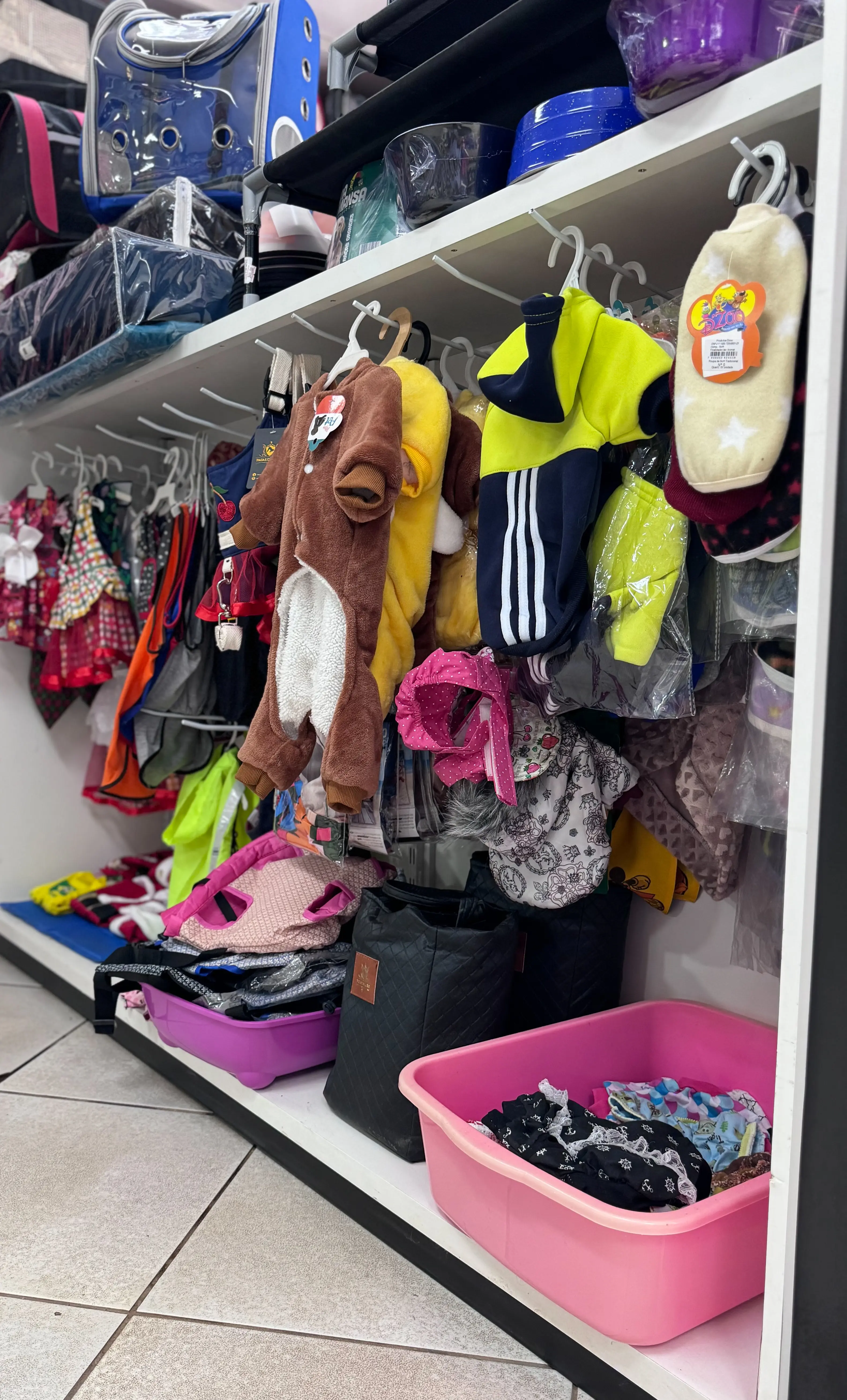 Roupas e itens de moda pet organizados na Mundo Animal